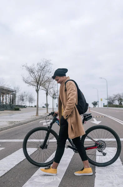 Giovane Con Bicicletta Che Attraversa Una Strada Della Città — Foto Stock