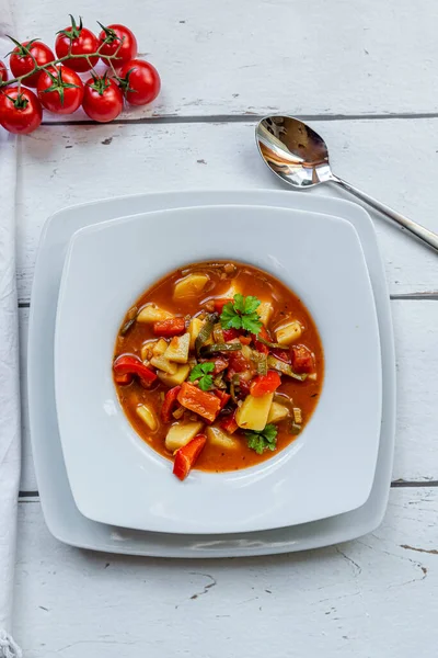 Assiette Goulache Végétalienne Aux Pommes Terre Poivron Tomates Poireaux Persil — Photo