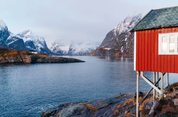 Röd Stilt Stuga Vid Kusten Hamnoy Lofoten Norge — Stockfoto