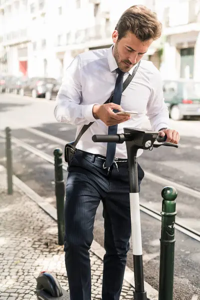 Ung Affärsman Med Scooter Som Använder Mobiltelefon Staden Lissabon Portugal — Stockfoto