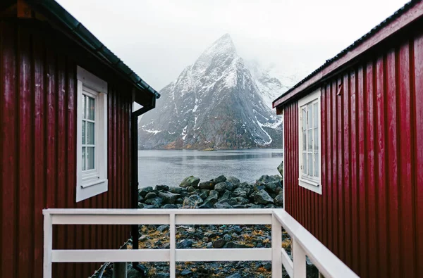 Vörös Kunyhók Hófödte Hegyek Tengerparton Hamnoy Lofoten Norvégia — Stock Fotó