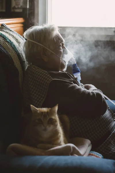 Mulher Idosa Usando Inalador Casa — Fotografia de Stock