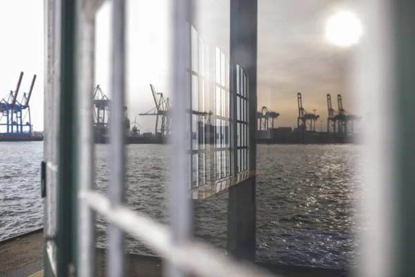 Almanya Hamburg Ovelgonne Elbe Nehri Limanı Pencereye Yansıdı — Stok fotoğraf