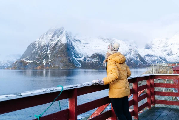 Turist Hamnoy Lofoten Norveç Manzarasının Tadını Çıkarıyor — Stok fotoğraf