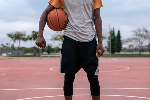 Teenager Drží Basketbal Rukou — Stock fotografie