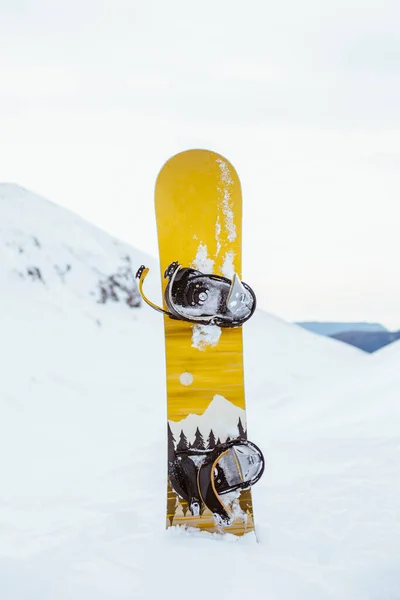Snowboard Sommet Une Montagne Enneigée — Photo