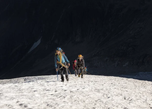 フランス モンブランマッシフ シャモニー 山の雪の中で山の中腹に登る — ストック写真