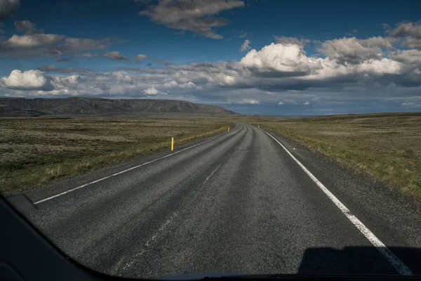 Κενός Δρόμος Μέσα Από Τοπίο Στην Ισλανδία — Φωτογραφία Αρχείου