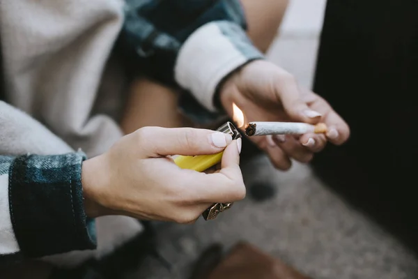 Close Das Mãos Uma Mulher Iluminando Charro Maconha — Fotografia de Stock