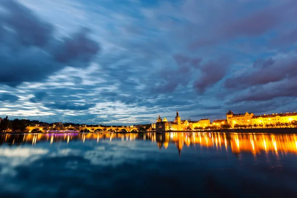 Czechy Praga Miasto Oświetlone Zmierzchu Widziane Przez Rzekę — Zdjęcie stockowe