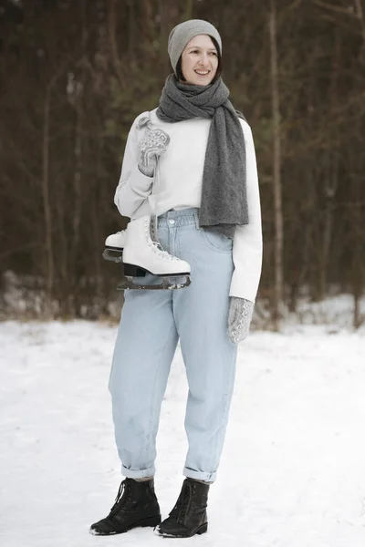Portret Van Een Lachende Vrouw Met Schaatsen Winter — Stockfoto