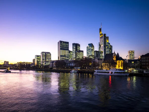 Duitsland Hessen Frankfurt Skyline Van Stad Aan Het Water Schemering — Stockfoto