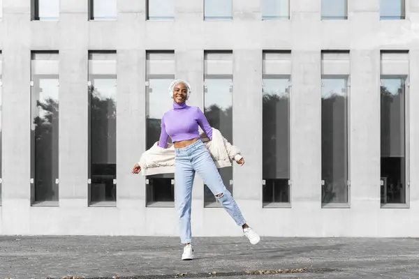 White Haired Woman White Headphones Listening Music Dancing City — Stock Photo, Image