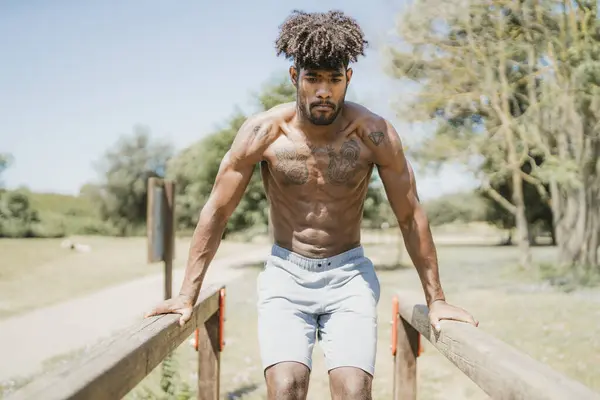 Jeune Homme Pendant Entraînement Dans Parc — Photo