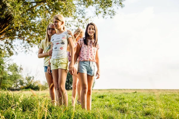 Девушки Стоят Поле Сельской Местности — стоковое фото