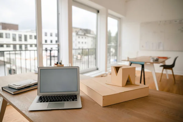 オフィスの机の上の建築モデルとラップトップ — ストック写真
