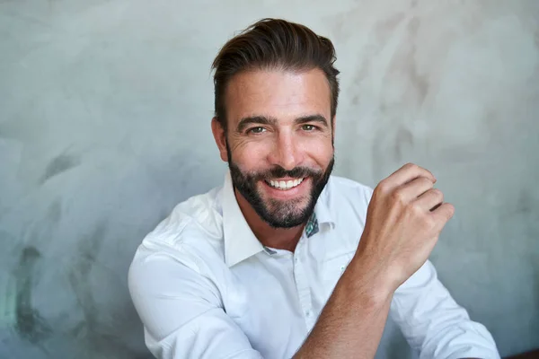 Retrato Hombre Negocios Feliz Vistiendo Camisa Blanca —  Fotos de Stock