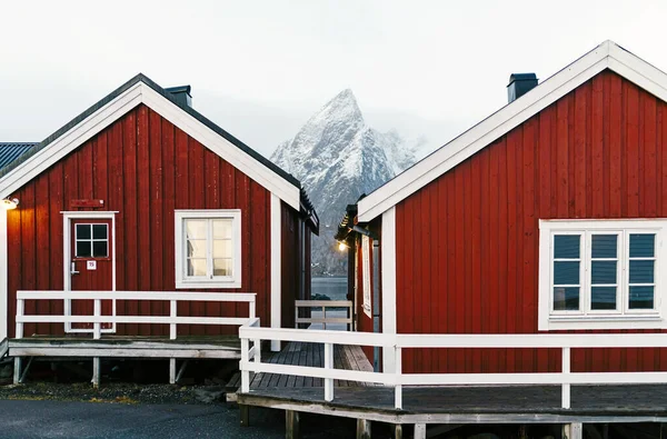 Rode Hutten Besneeuwde Bergen Aan Kust Hamnoy Lofoten Noorwegen — Stockfoto