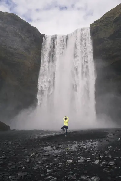 Młoda Kobieta Ćwiczy Jogę Przed Wodospadami Skogafoss Islandia — Zdjęcie stockowe