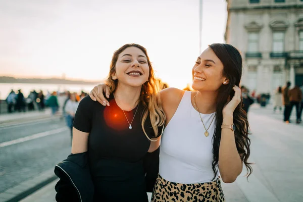 Portret Van Twee Gelukkige Vrienden Bij Zonsondergang Lissabon Portugal — Stockfoto