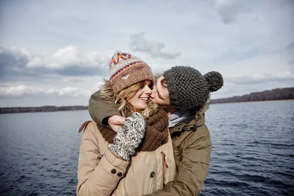 Jovem Beijando Sua Namorada Frente Lago — Fotografia de Stock
