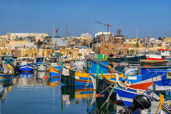 Malta Marsaxlokk Geleneksel Luzzu Tekneleriyle Balıkçı Kasabası Limanı — Stok fotoğraf