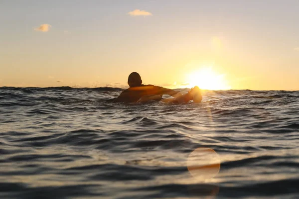 Surfer Στο Ηλιοβασίλεμα Μπαλί Ινδονησία — Φωτογραφία Αρχείου