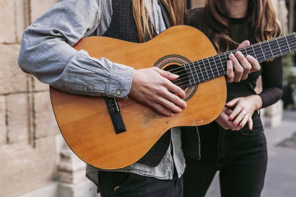 ギターを持つ2人のミュージシャンのクローズアップ — ストック写真