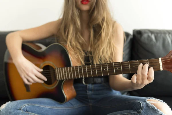 Вид Поріг Молодої Жінки Сидить Дивані Граючи Гітарі — стокове фото