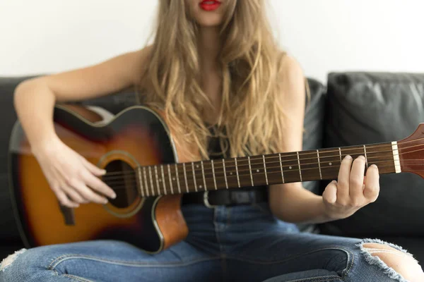 Vista Cosecha Joven Sentada Sofá Tocando Guitarra — Foto de Stock