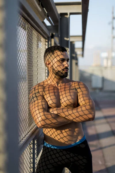 Deportista Apoyado Una Valla Mirando Hacia Los Lados — Foto de Stock