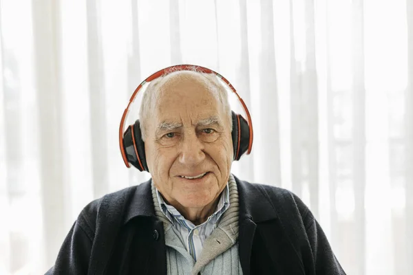 Retrato Hombre Mayor Sonriente Escuchando Música Con Auriculares — Foto de Stock