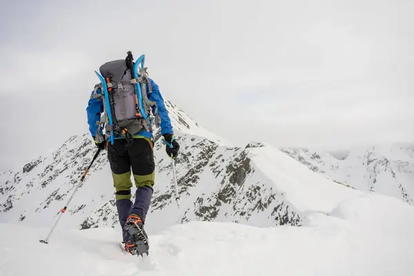 意大利瓦尔泰利那伦巴第 一个人在雪山顶上游览 — 图库照片