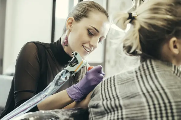 Female Tattooist Tattooing Upper Arm Female Customer — Stock Photo, Image