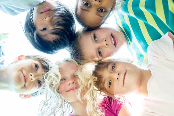 Bir Grup Çocuk Kafa Kafaya Verip Yukarı Bakıyorlar — Stok fotoğraf
