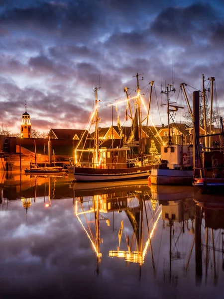 下萨克森州 兰德克利斯里尔 弗里斯兰 迪兹姆 船在黄昏时被照亮过圣诞节 — 图库照片