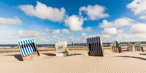 Germania Meclemburgo Pomerania Occidentale Sedie Strandkorb Sulla Spiaggia Sabbiosa Costiera — Foto Stock