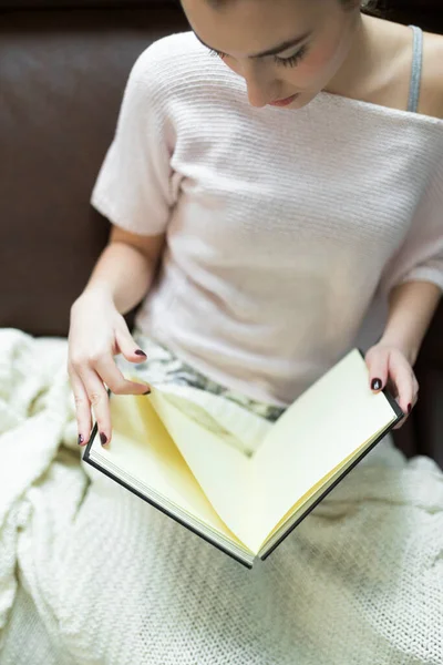 Female Teenager Reading Book — Stock Photo, Image