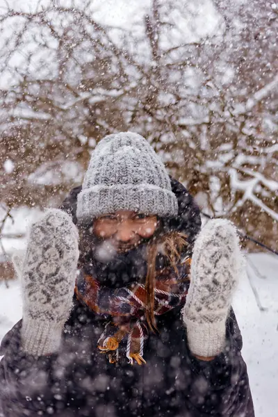 Портрет Женщины Наслаждающейся Снегопадом — стоковое фото