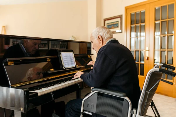 Homme Âgé Assis Fauteuil Roulant Jouant Piano Maison — Photo
