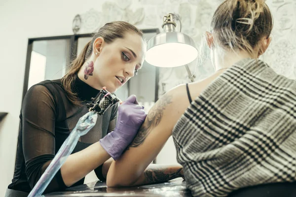 Female Tattooist Tattooing Upper Arm Female Customer — Stock Photo, Image