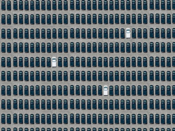 Sadece Siyah Arabaların Arasına Park Edilmiş Beyaz Arabanın Hava Görüntüsü — Stok fotoğraf