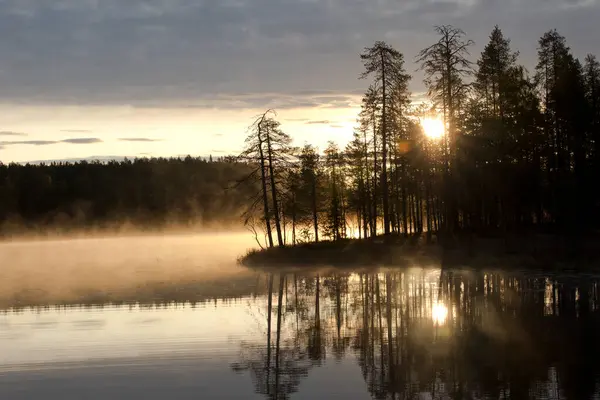 フィンランド カイヌー 霧深い日の出の湖 — ストック写真