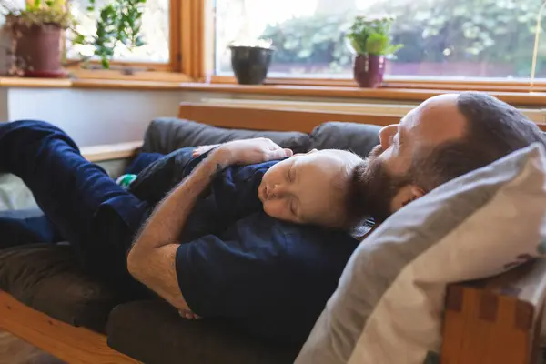 Vader Zoon Slapen Samen Bank — Stockfoto