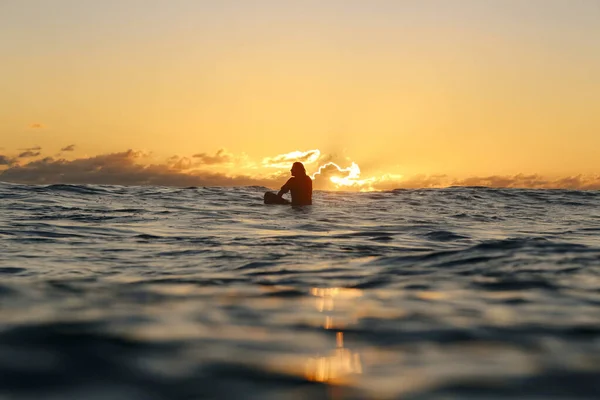 Surfer Στο Ηλιοβασίλεμα Μπαλί Ινδονησία — Φωτογραφία Αρχείου