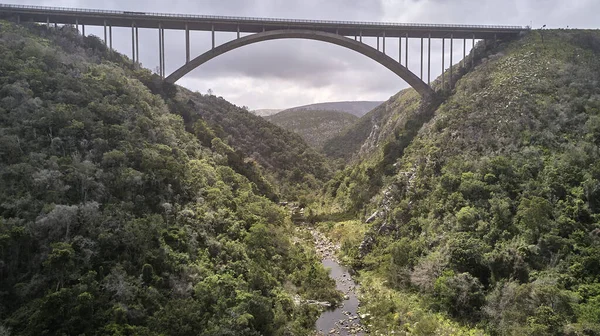 Südafrika Knysna Gebiet Luftaufnahme Einer Brücke Über Den Fluss Berglandschaft — Stockfoto