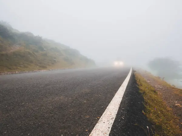 Spanya Cantabria Picos Europa Kalın Sis Örtülü Asfalt Karayolu — Stok fotoğraf