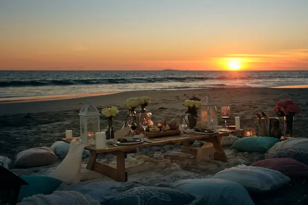 Placera Dukning Matbordet Vid Stranden Mot Orange Himmel Vacker Solnedgång — Stockfoto