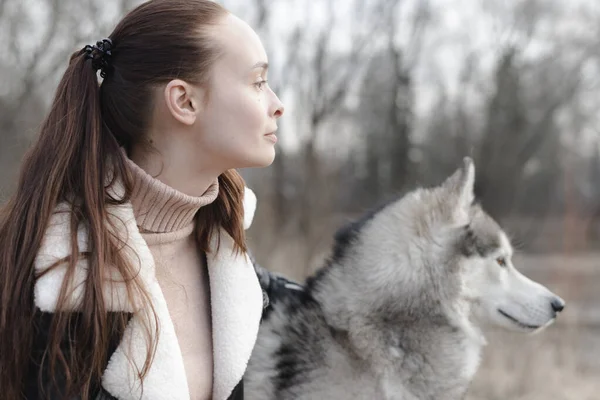 Woman Her Husky Looking Distance — Stock Photo, Image