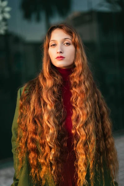 Portret Van Roodharige Jonge Vrouw Met Rode Lippen — Stockfoto